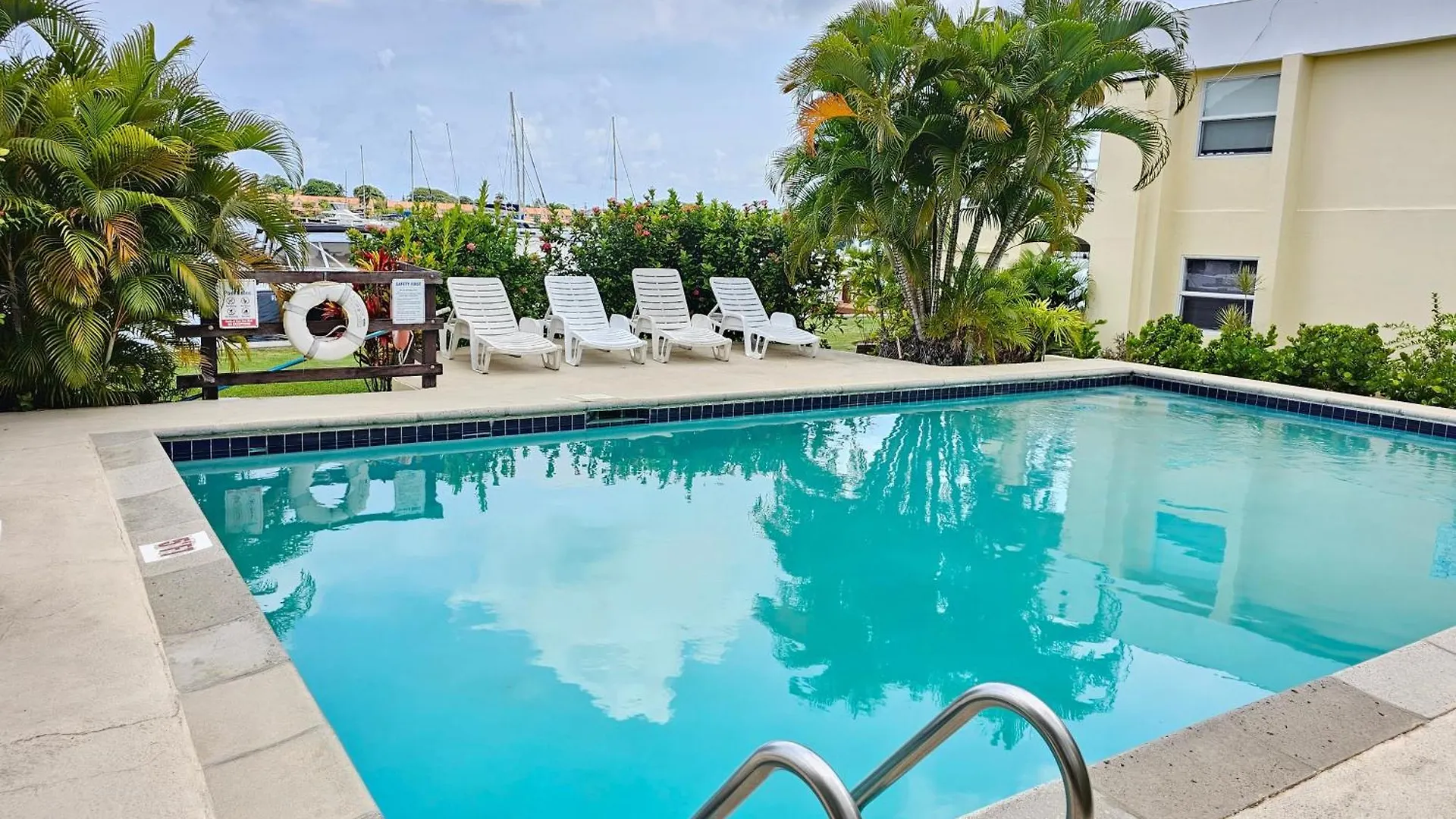 Nyaraló Bay View #7 Is A 2-Bed, 3,5-Bath Waterfront Townhouse In A Gated Community, Townhouse Villa Gros Islet Saint Lucia